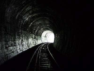 為什么鐵路隧道設(shè)備洞室不宜采用非儲壓懸掛式超細(xì)干粉滅火裝置？