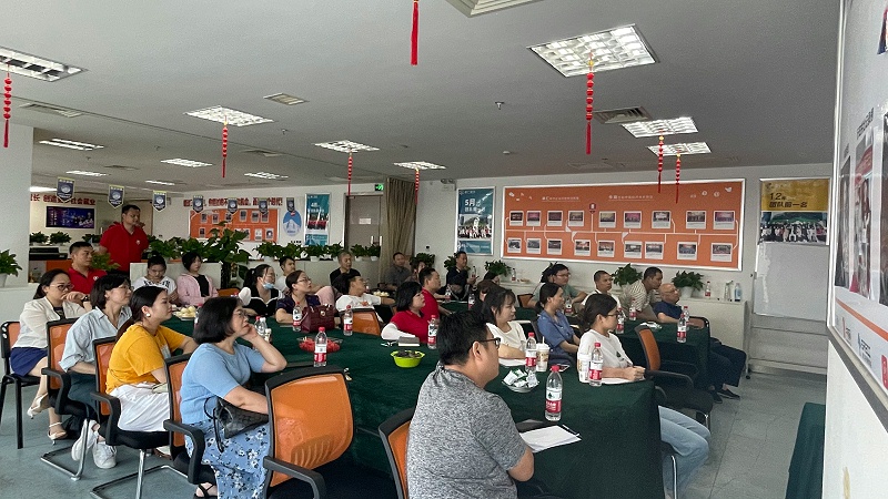 各企業(yè)小伙伴聚精會(huì)神的傾聽(tīng)分享課程